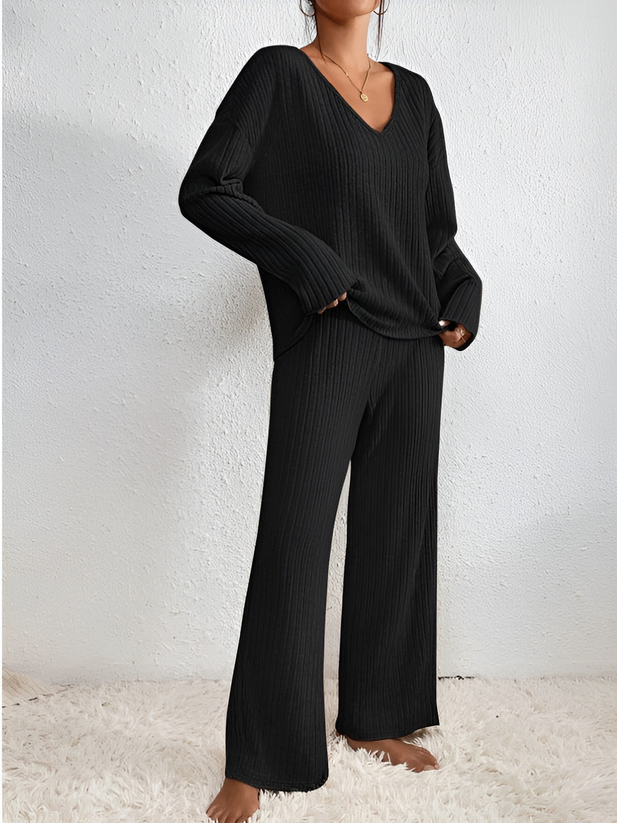 Elegant loungewearset med V-ringning och lösa byxor