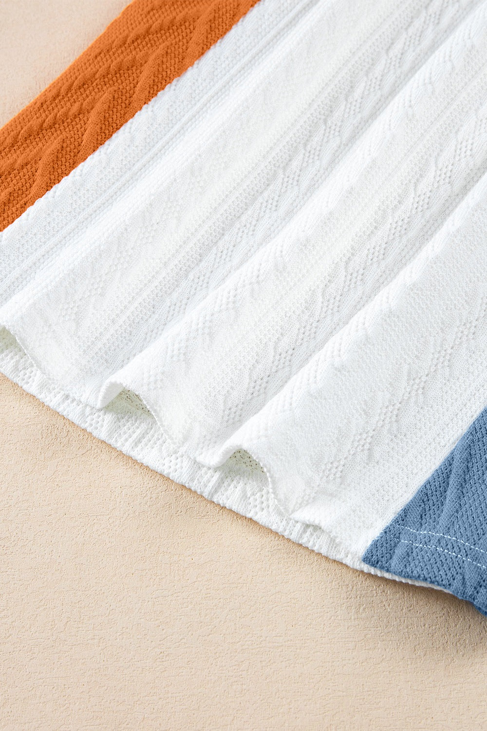 Farverigt T-Shirt med Moderne Snit og Casual Stil