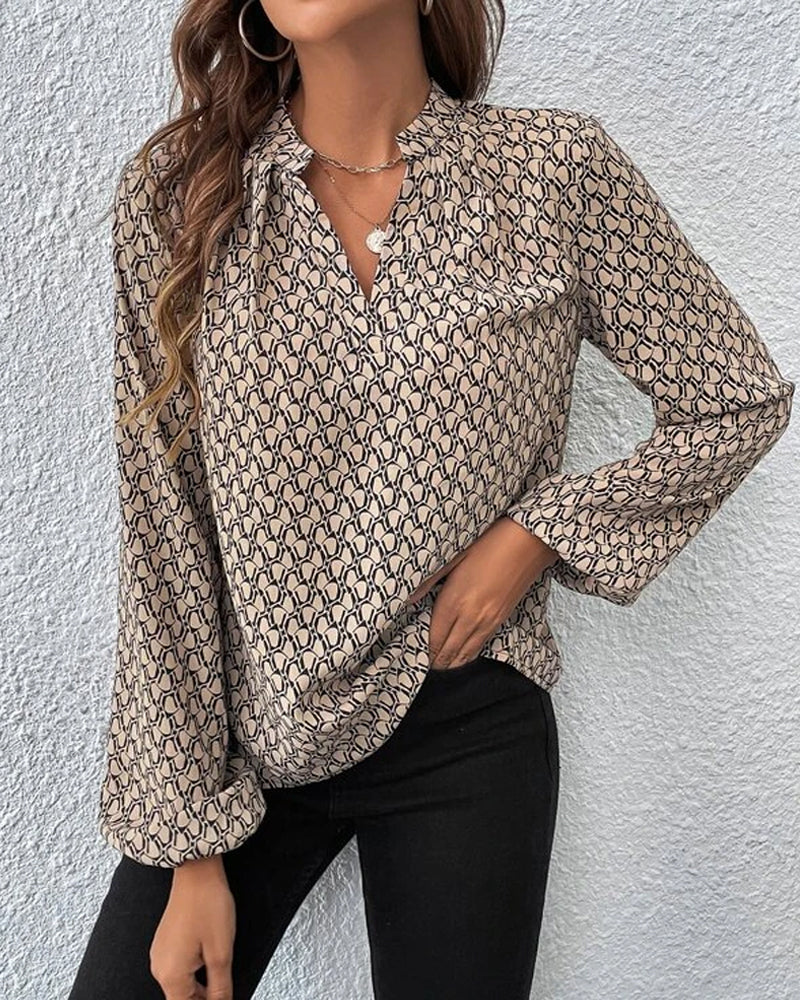 Feminin V-Hals Bluse med Smagfuld Print og Løs Pasform