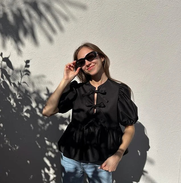 Chic Bluse med Puffærmer og Sløjfedetaljer