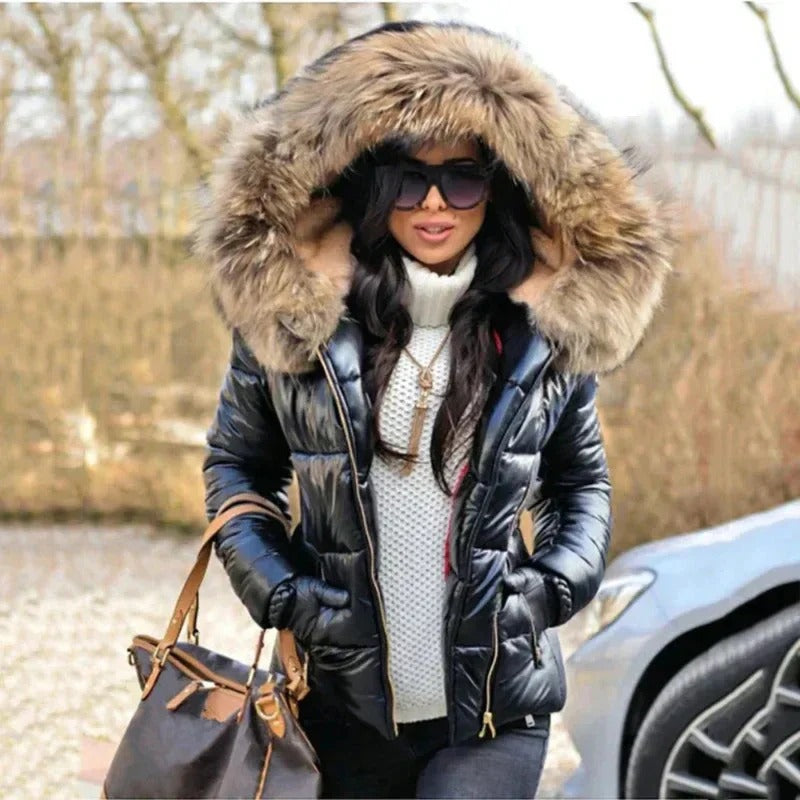 Quilted vinterjakke med hætte - Skinnende overflade med pelslook til kvinder