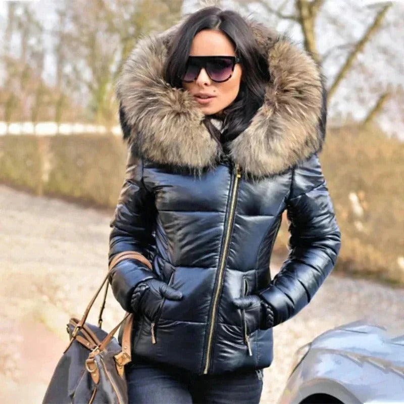 Quilted vinterjakke med hætte - Skinnende overflade med pelslook til kvinder
