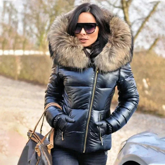 Quilted vinterjakke med hætte - Skinnende overflade med pelslook til kvinder