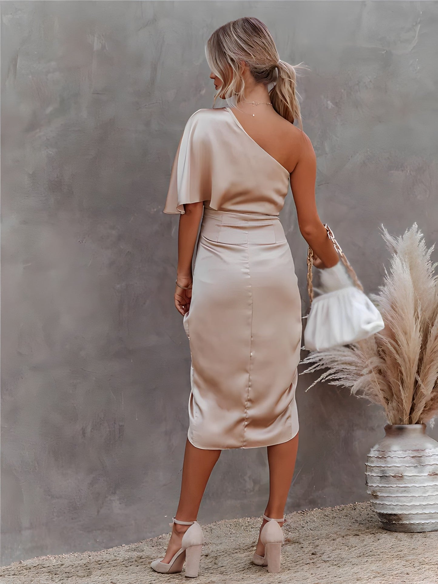 Evelina | Elegant midiklänning med asymmetrisk detalj
