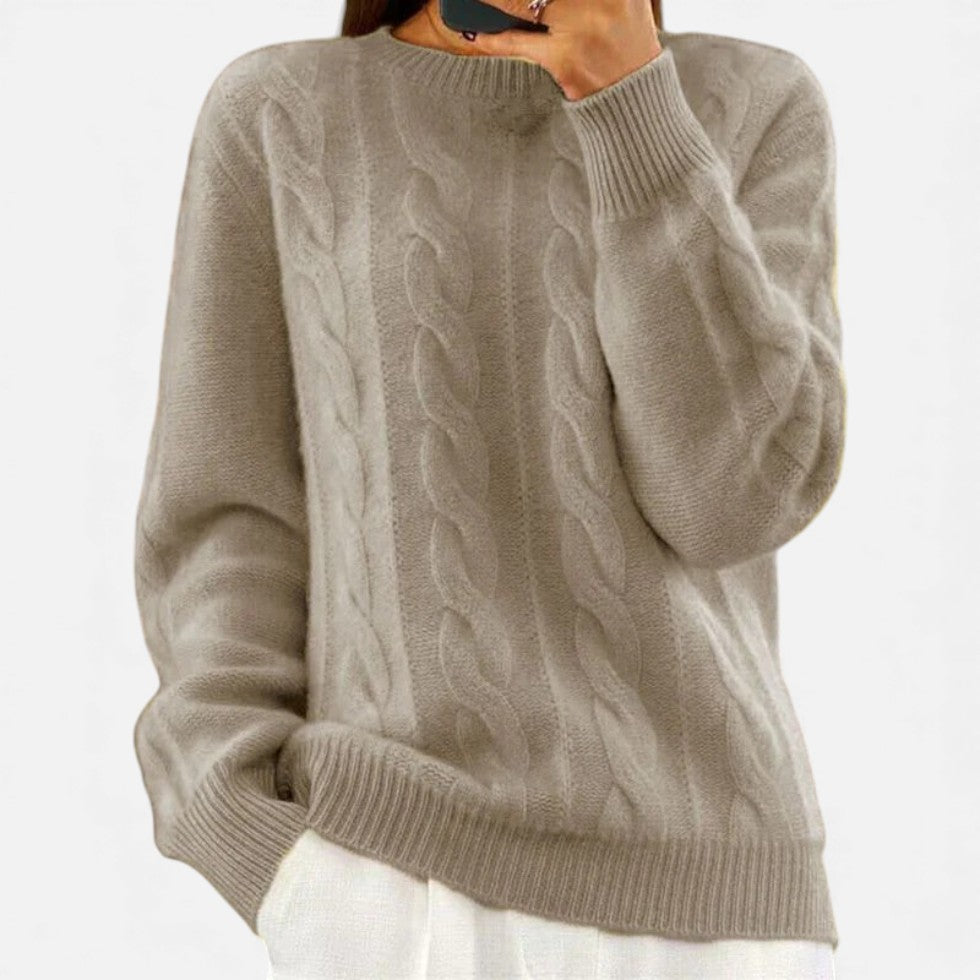 Dame strikket sweater med kabelmønster