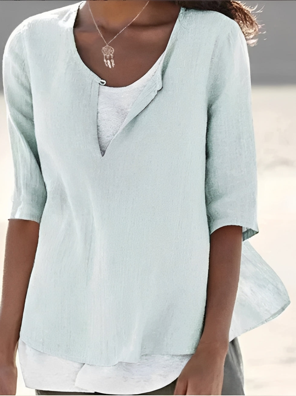 Luna - Elegant Blus med Lagerdesign för Kvinnor