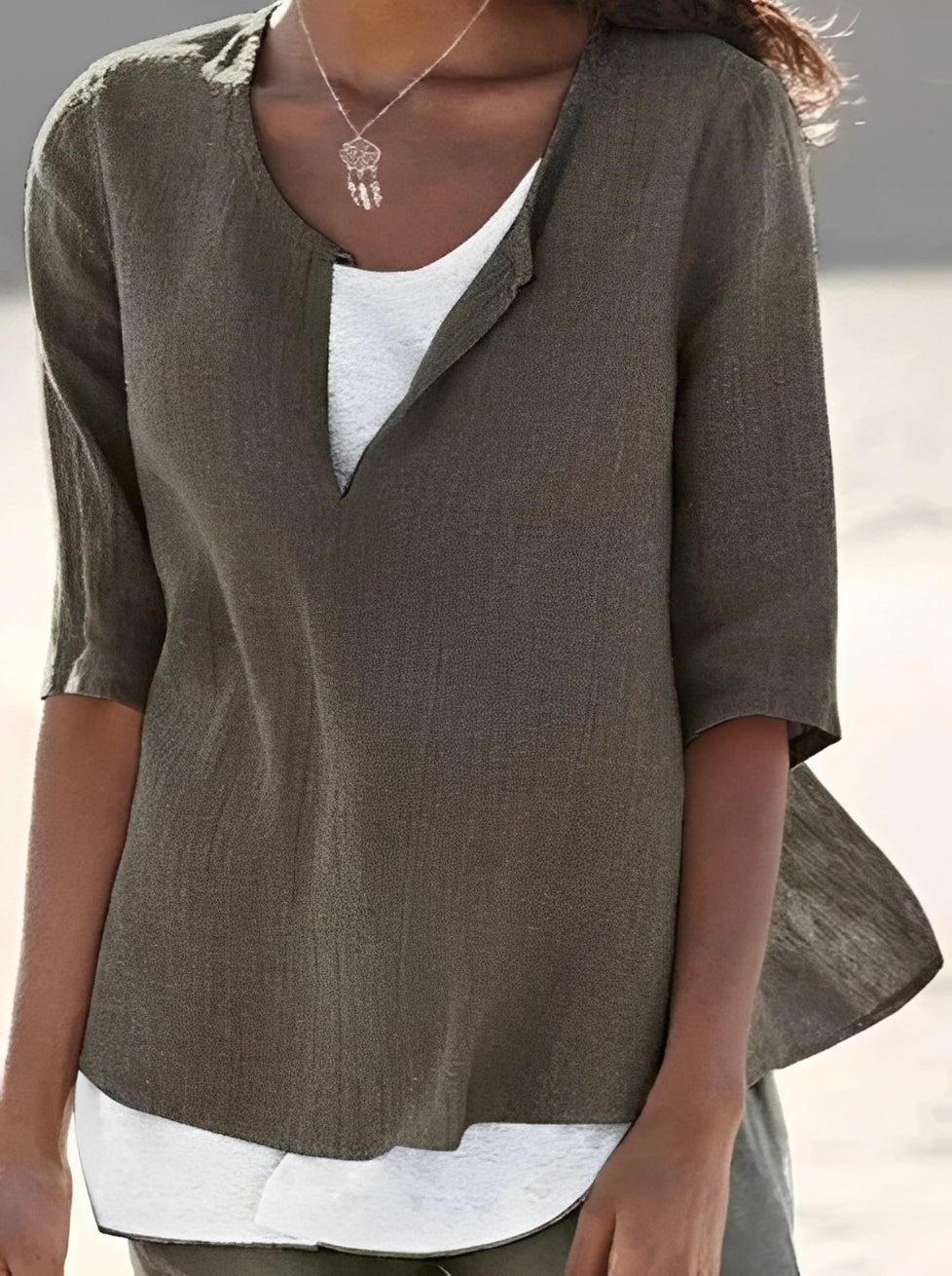 Luna - Elegant Blus med Lagerdesign för Kvinnor