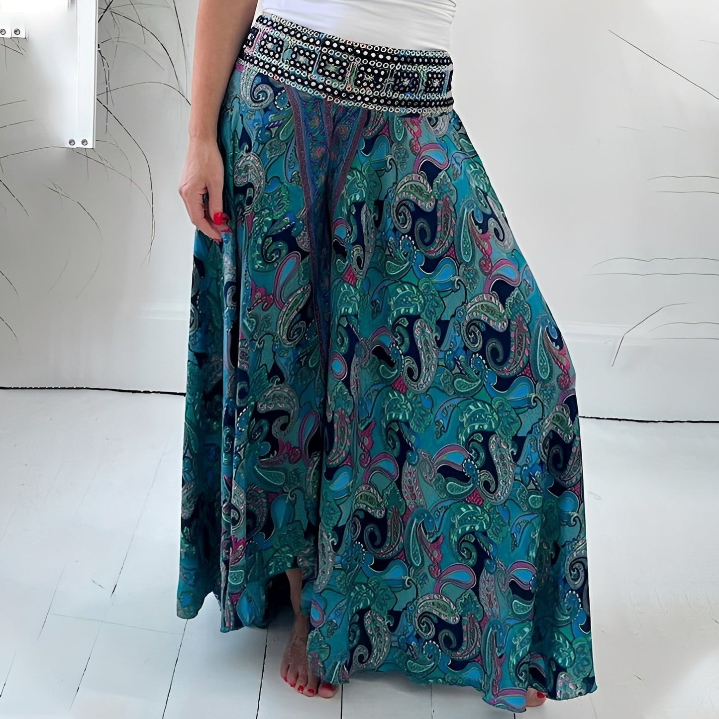 Sienna - Elegant Midiklänning med Unik Mönstring