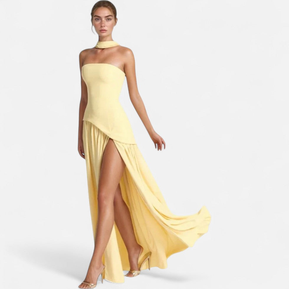 Elegant aftenkjole med slids og uden stropper design