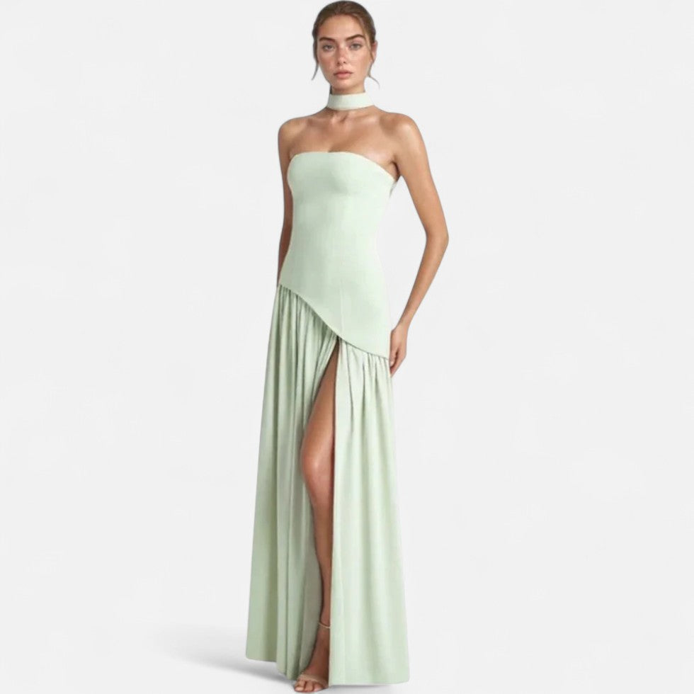 Elegant aftenkjole med slids og uden stropper design