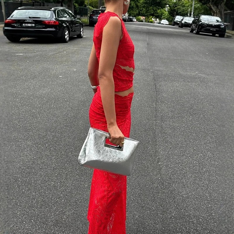 Chic blondeensemble med crop top og lang kjole – strål til fest