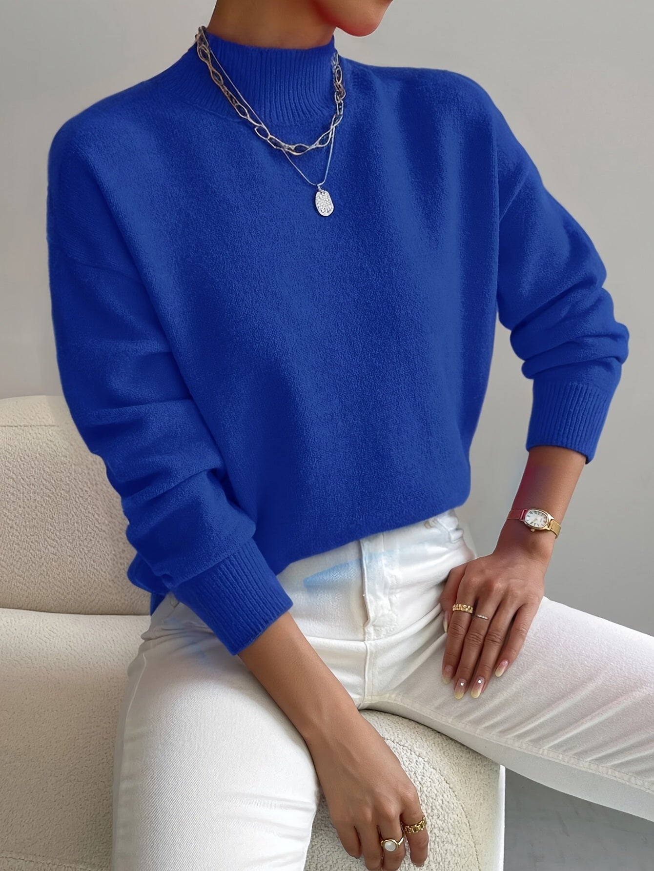Elegant Strikbluse med Rund Udsnit – Et Must-Have til Hverdagen