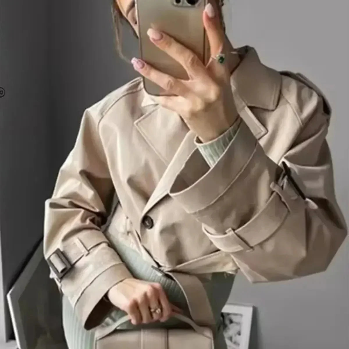 Zaynab | Kort trenchcoat med taljebælte og skulderklapper til kvinder