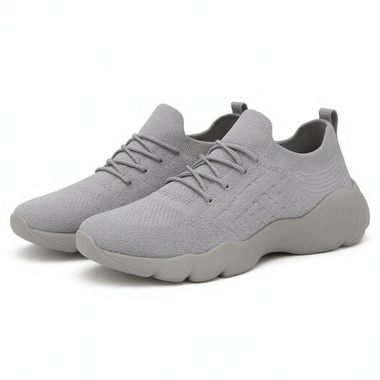 Sneakers i stickad mesh med snörning – ortopedisk design
