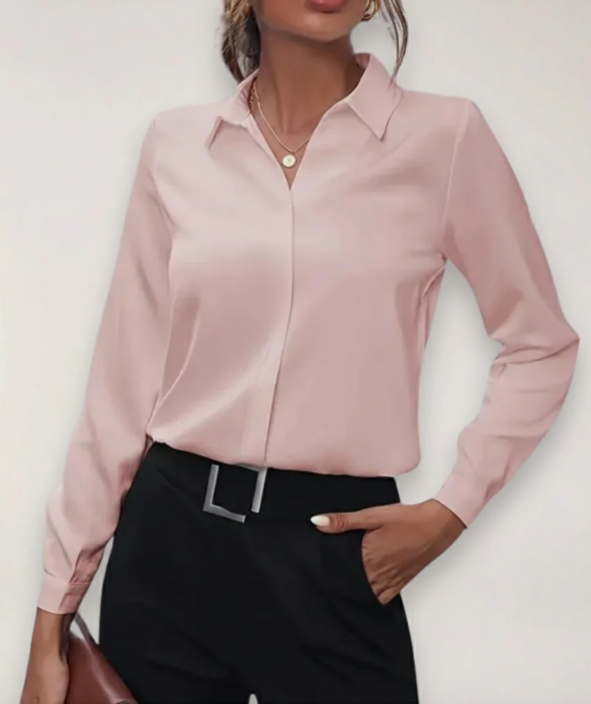 Maja | Elegant blus med knappdetalj för stiliga arbetskläder