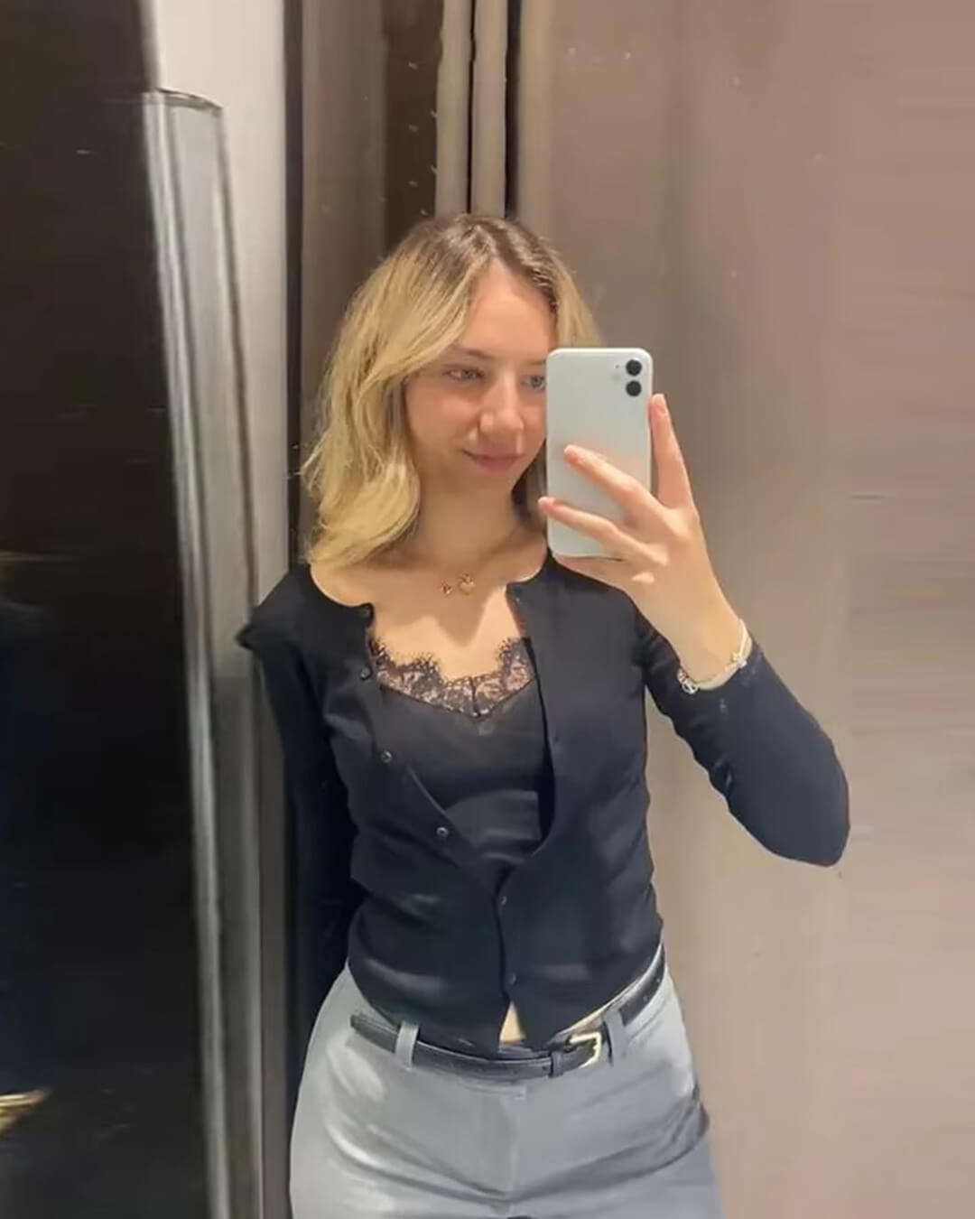 Elegant kort cardigan med v-udskæring til hverdag og fest
