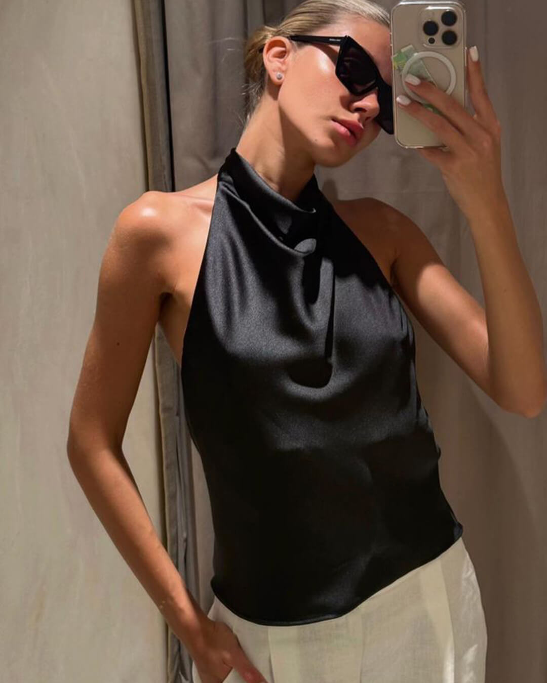 Satinlook halterneck top med flydende elegance