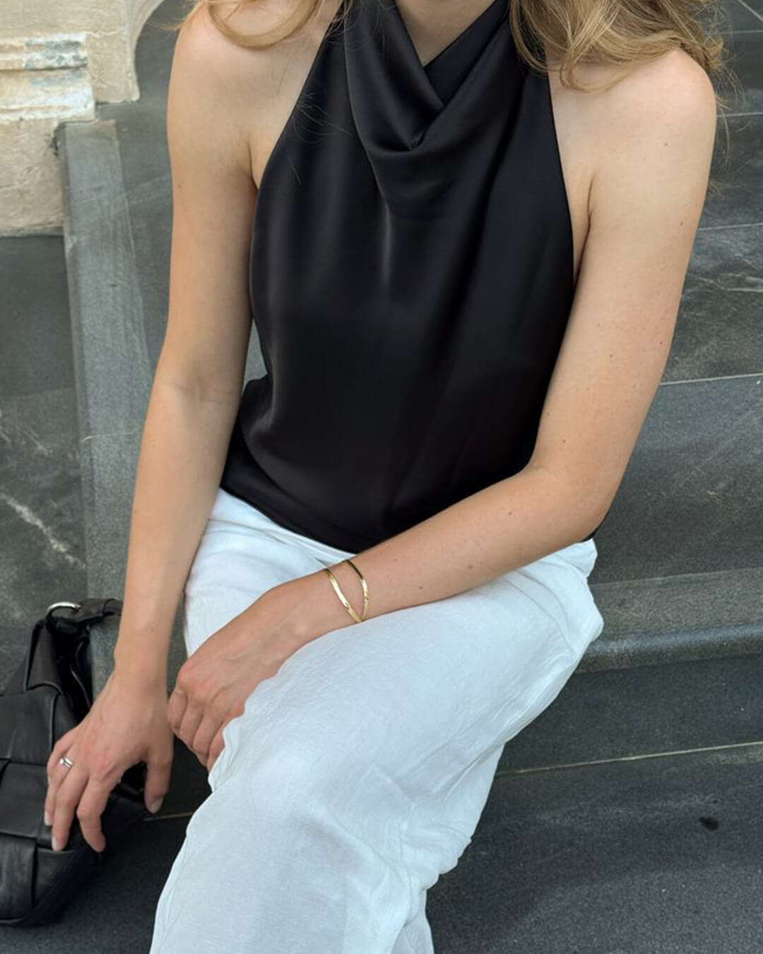 Satinlook halterneck top med flydende elegance