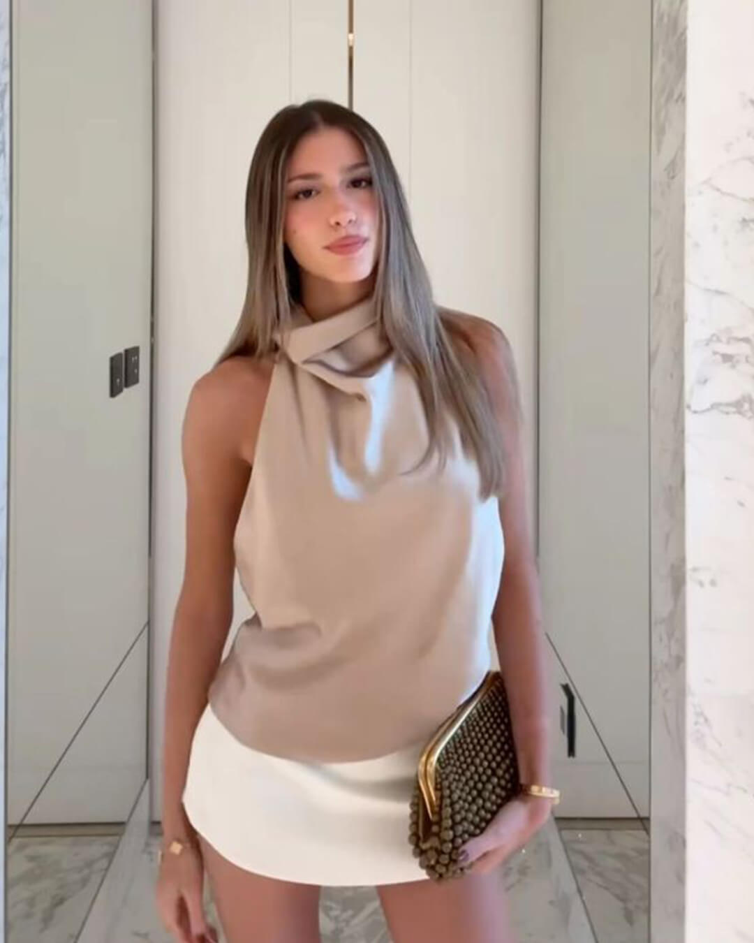 Satinlook halterneck top med flydende elegance