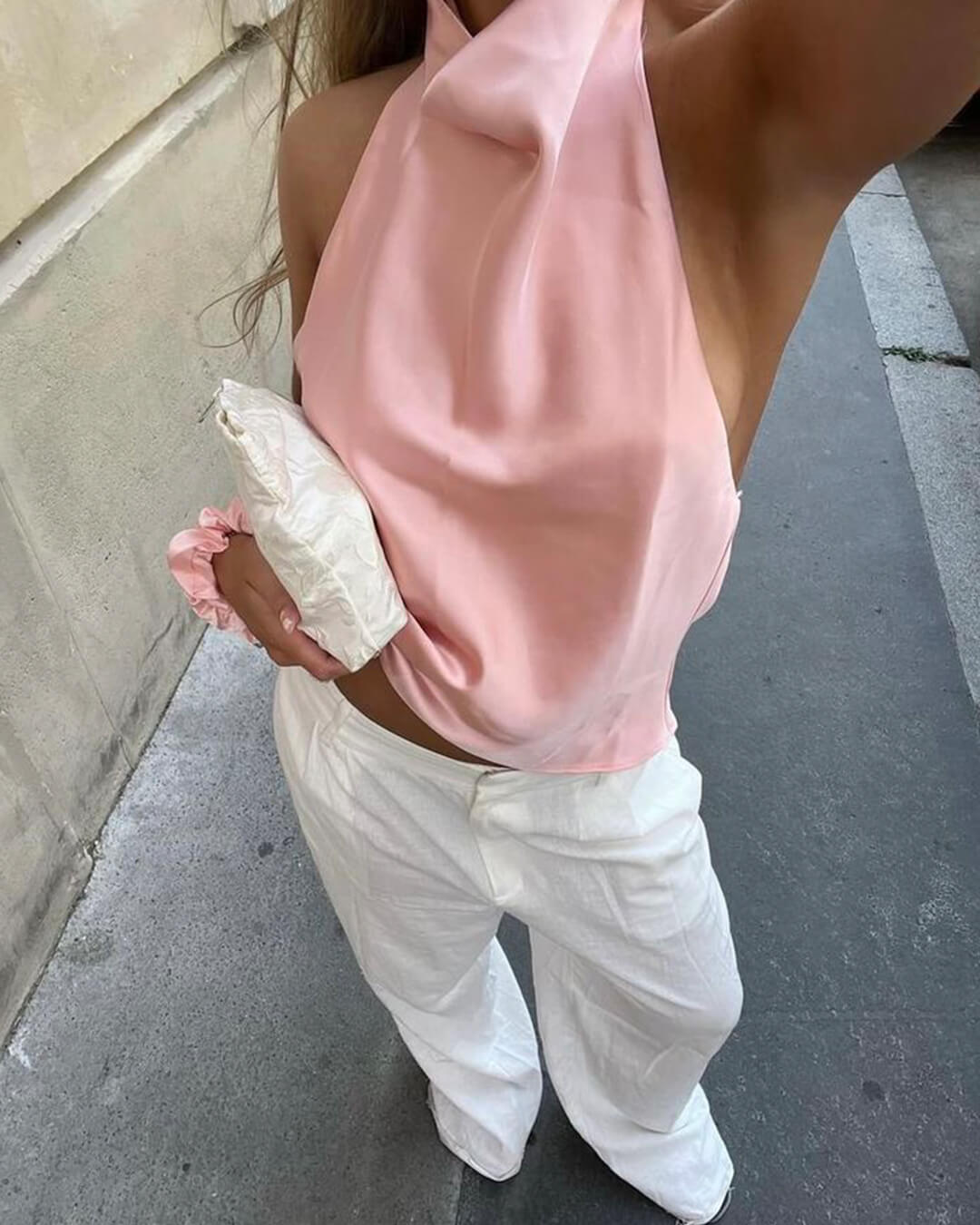 Satinlook halterneck top med flydende elegance