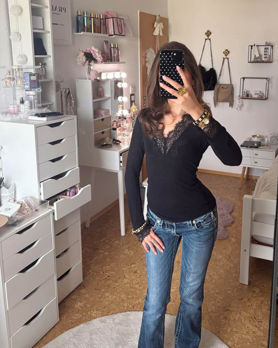 Feminine top med v-udskæring og delikate blonder