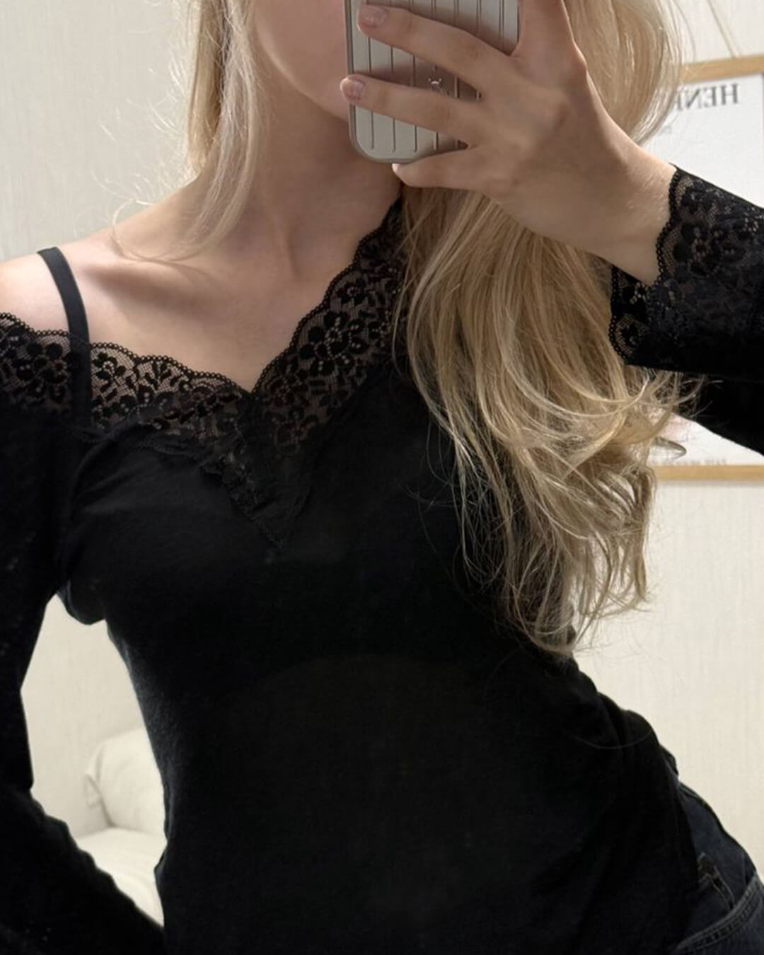 Feminine top med v-udskæring og delikate blonder