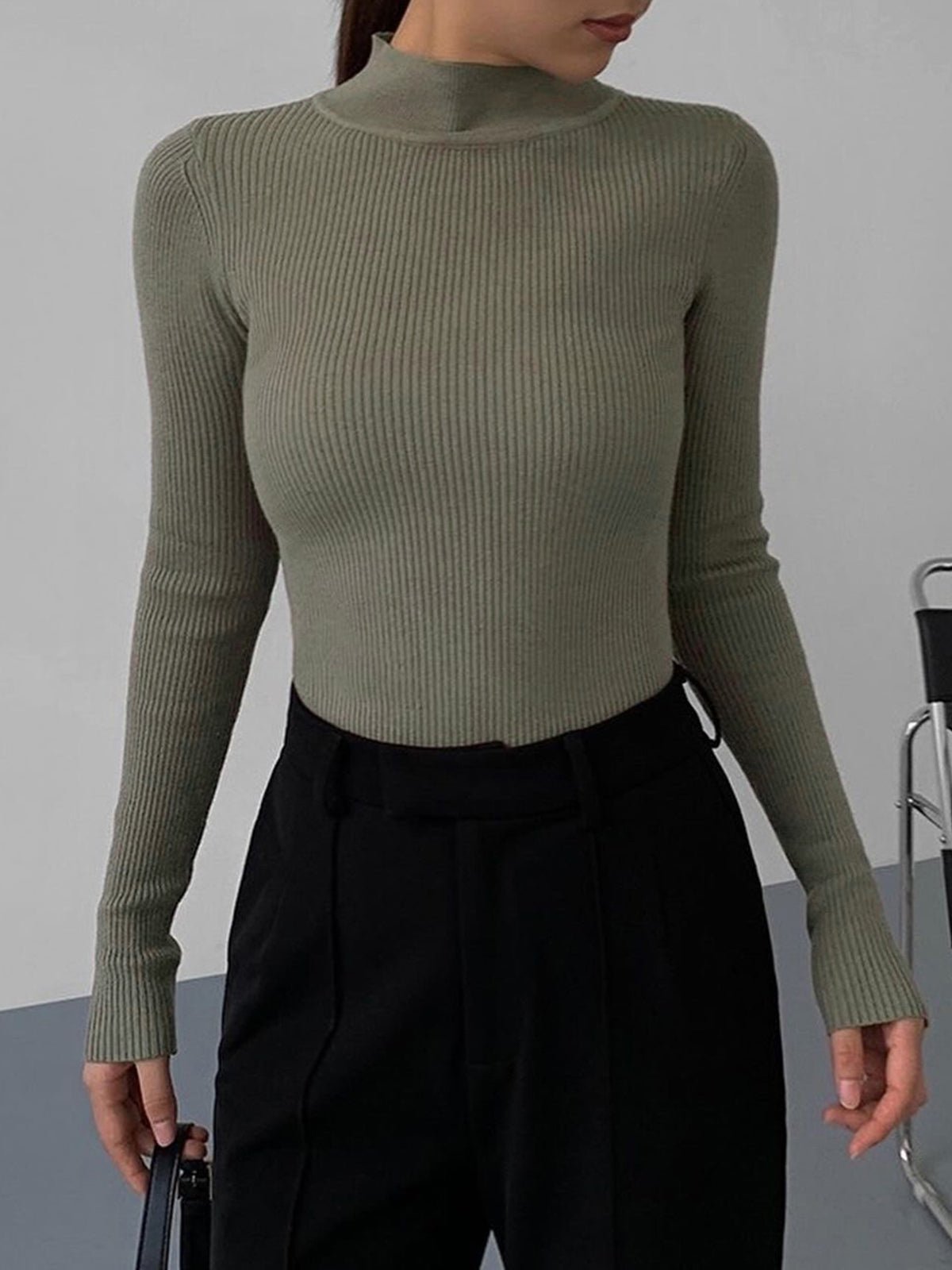 Elegant langærmet top med høj hals og tætsiddende fit