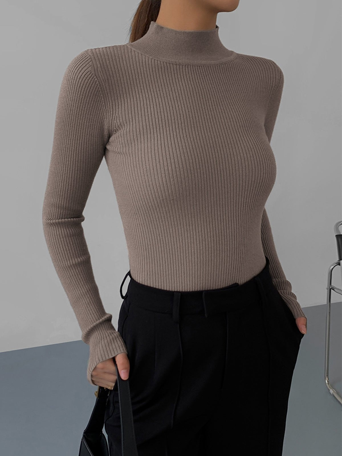 Elegant langærmet top med høj hals og tætsiddende fit