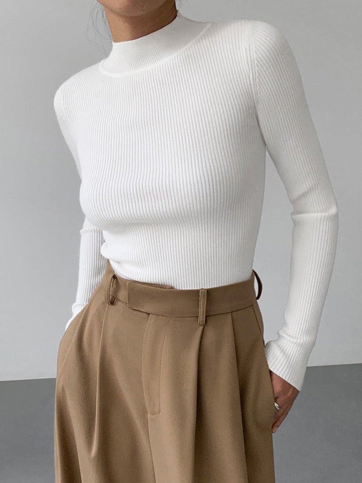 Elegant langærmet top med høj hals og tætsiddende fit