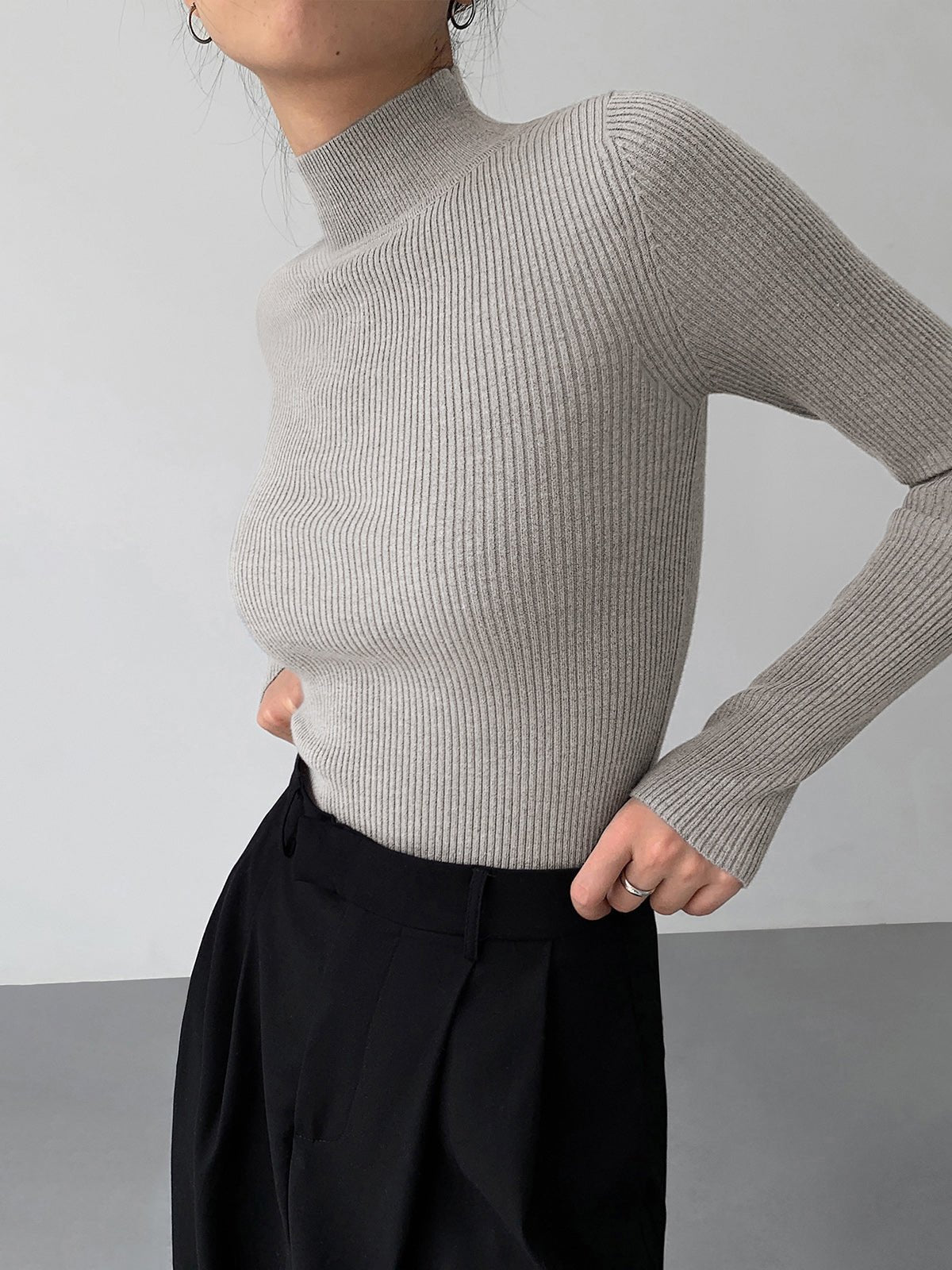 Elegant langærmet top med høj hals og tætsiddende fit