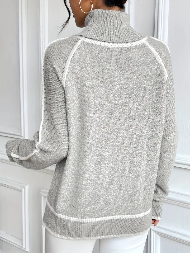Elegant stickad tröja med hög krage och unika detaljer