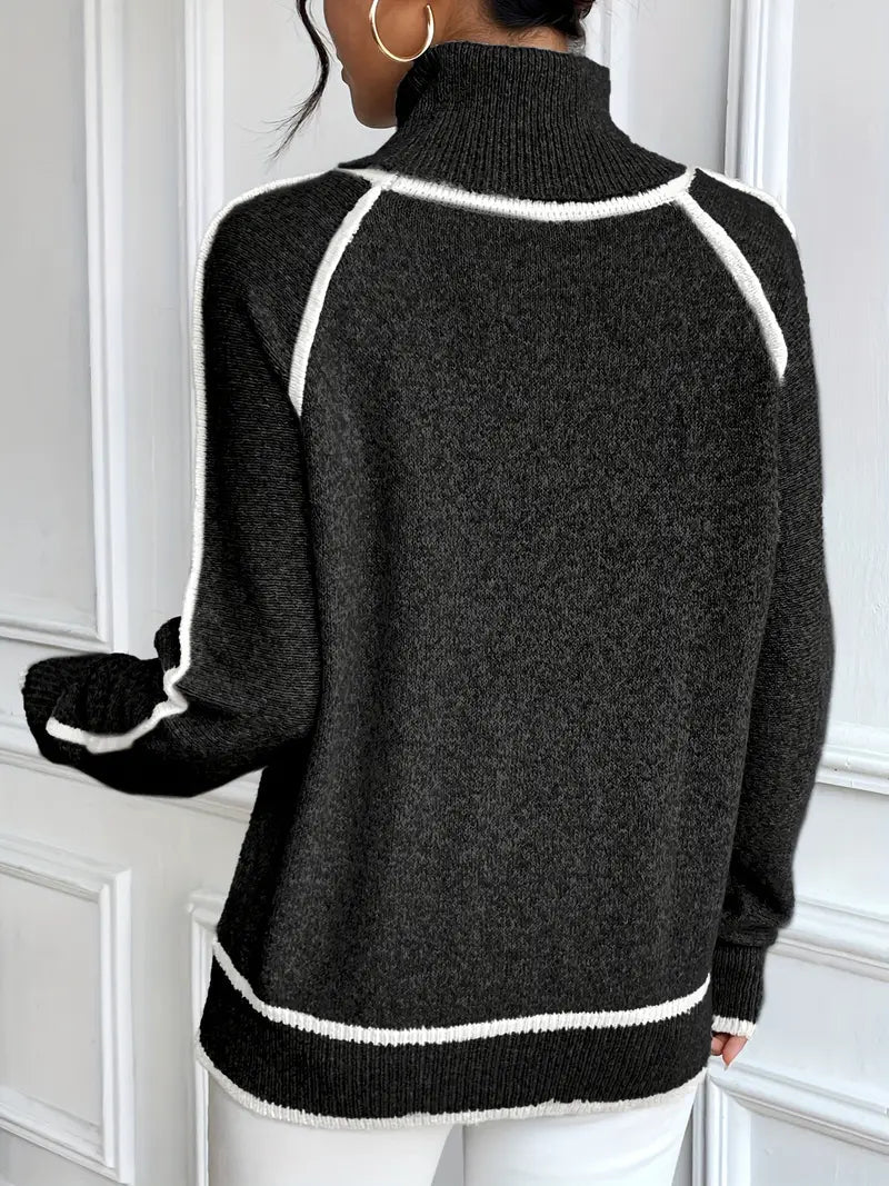 Elegant stickad tröja med hög krage och unika detaljer