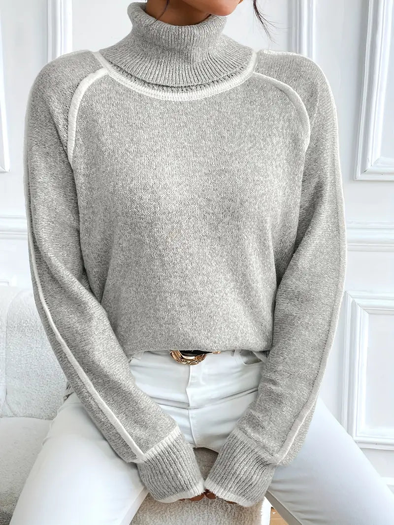 Elegant stickad tröja med hög krage och unika detaljer