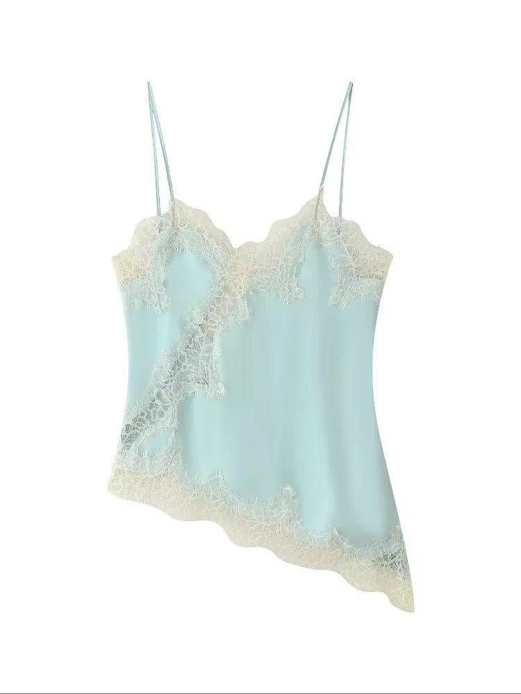 Elegant satin top med blonder og spaghettistropper