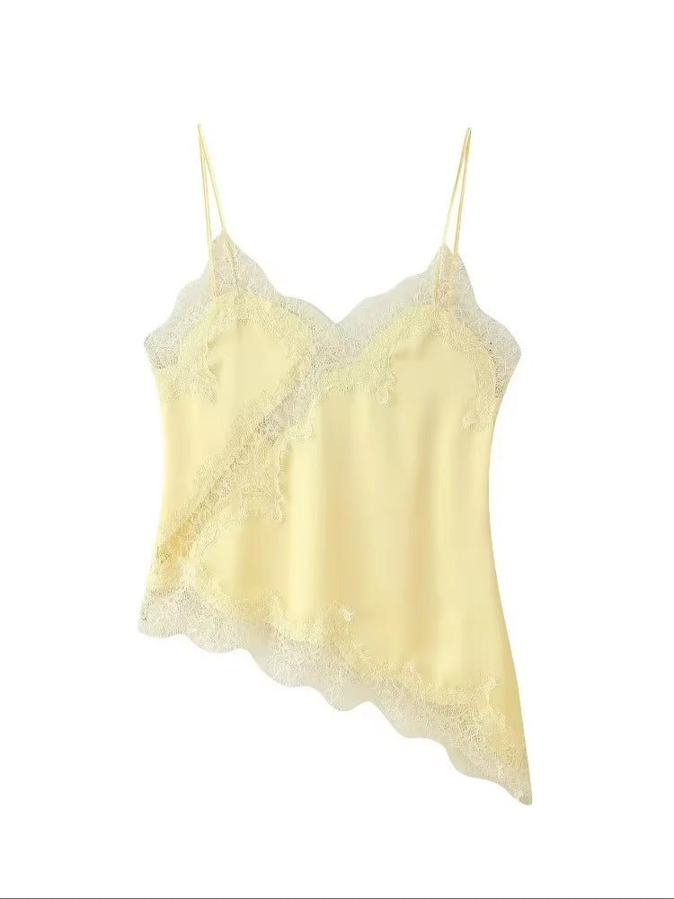 Elegant satin top med blonder og spaghettistropper