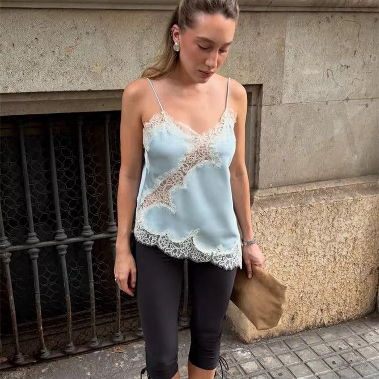 Elegant satin top med blonder og spaghettistropper