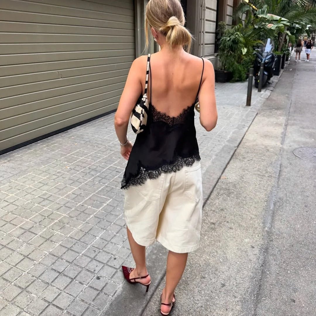 Elegant satin top med blonder og spaghettistropper