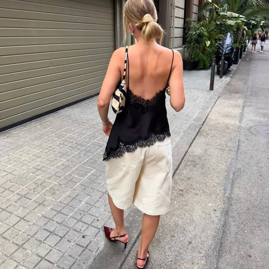 Elegant satin top med blonder og spaghettistropper