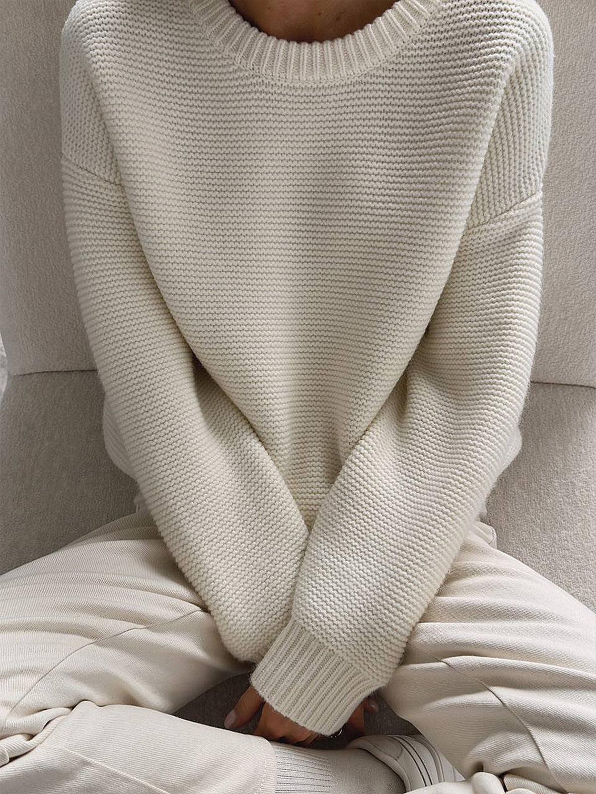 Elegant striktrøje med rund hals og sofistikeret design