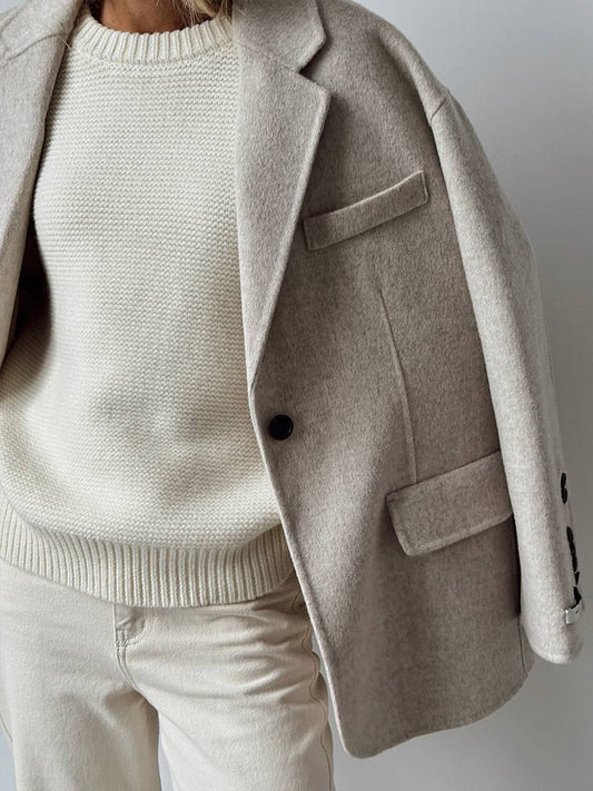 Elegant stickad tröja med rund hals och sofistikerad design