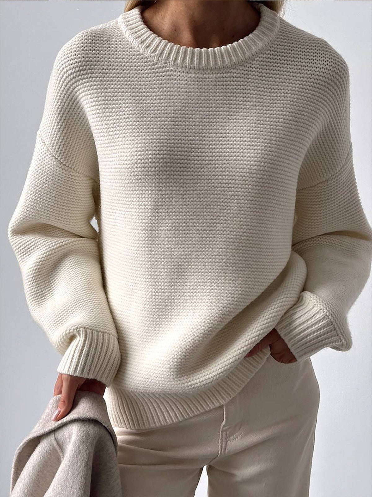 Elegant striktrøje med rund hals og sofistikeret design