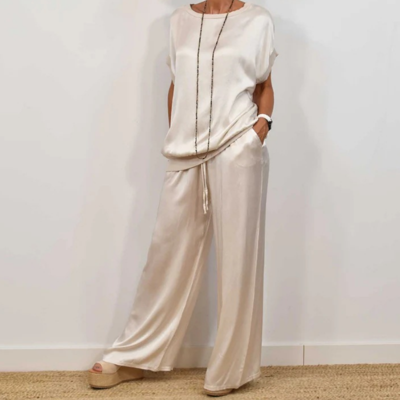 Sofistikerat set med satinblus och vida byxor – stilfull lyx