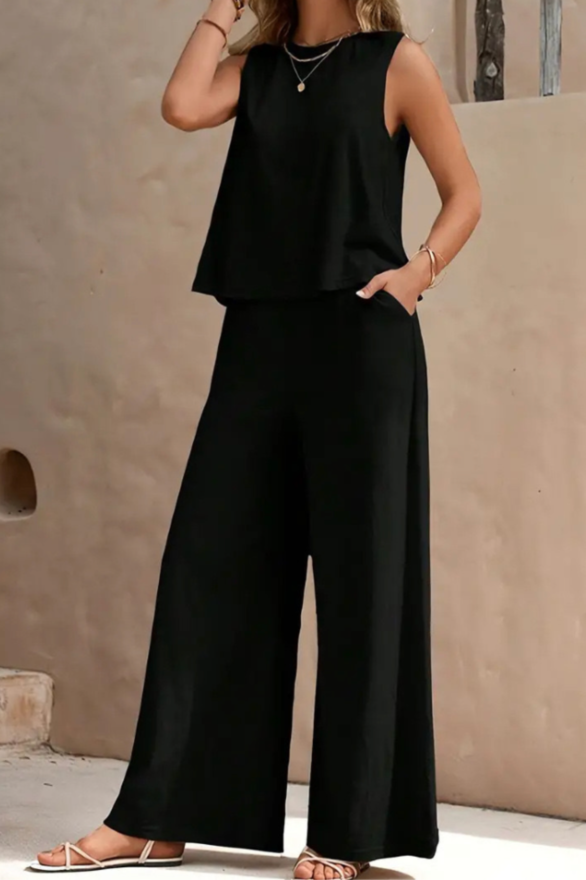 Chic Outfit med Uden Ærmer Top og Løse Bukser – Stilfuld Elegance