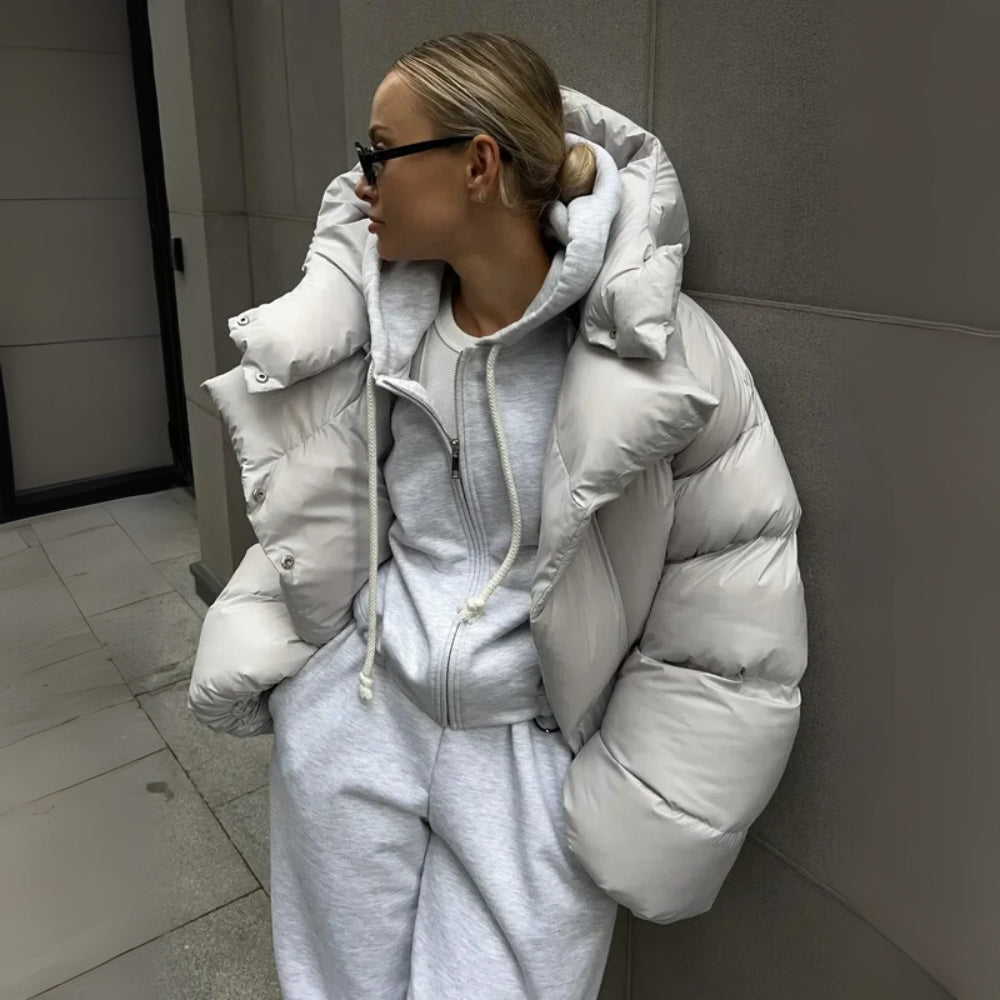 Overdimensioneret dame vinterjakke – pufferdesign med glans-udseende