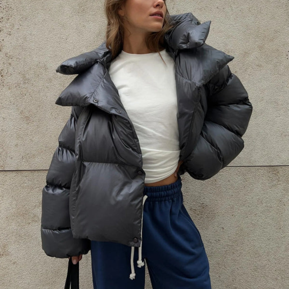 Overdimensioneret dame vinterjakke – pufferdesign med glans-udseende