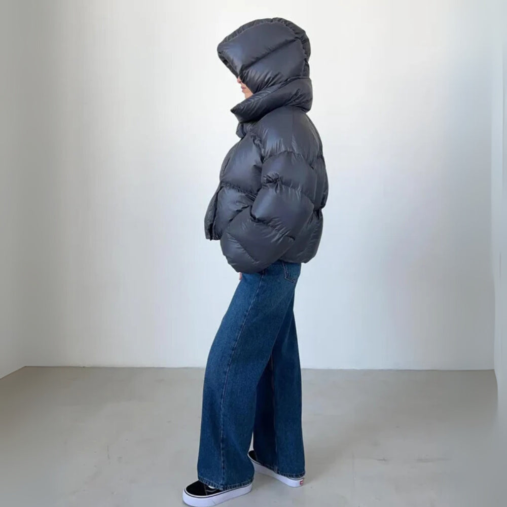 Overdimensioneret dame vinterjakke – pufferdesign med glans-udseende