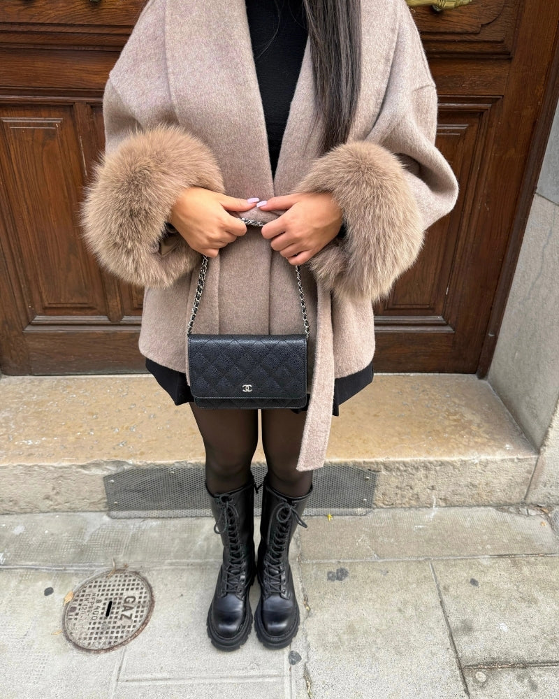 Vinterjakke Dame - Kappe med kunstpelsærmer og taljebælte til stilfulde vinterdage