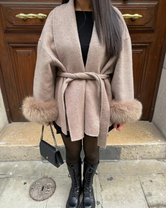 Vinterjakke Dame - Kappe med kunstpelsærmer og taljebælte til stilfulde vinterdage