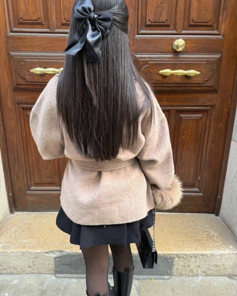 Vinterjakke Dame - Kappe med kunstpelsærmer og taljebælte til stilfulde vinterdage